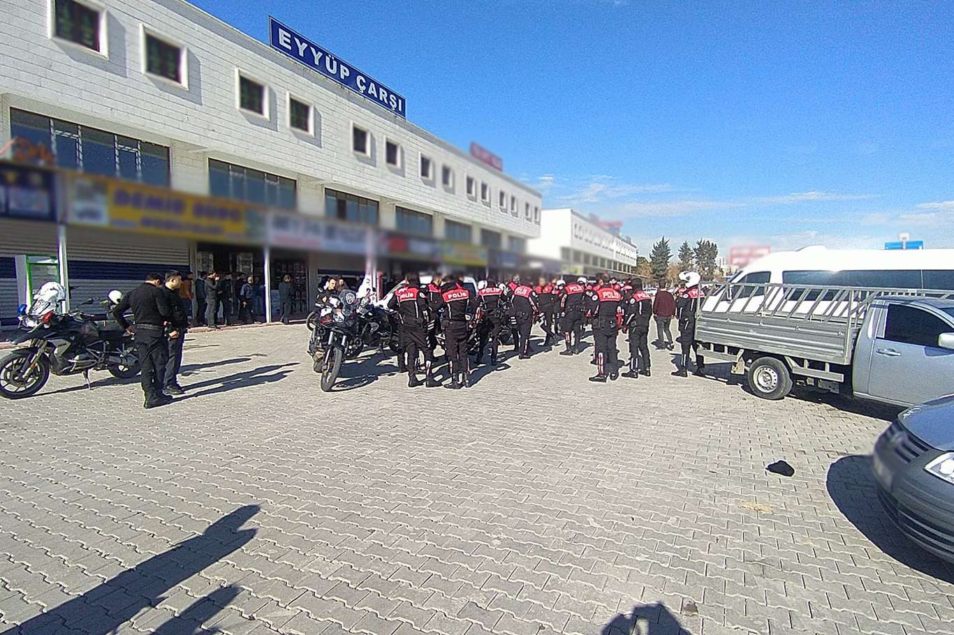 Şanlıurfa'da esnaf arasında silahlı kavga: Bir yaralı Şanlıurfa'da esnaf arasında silahlı kavga: Bir yaralı